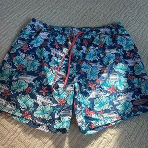 Like new men’s vineyard vines swim trunks L
